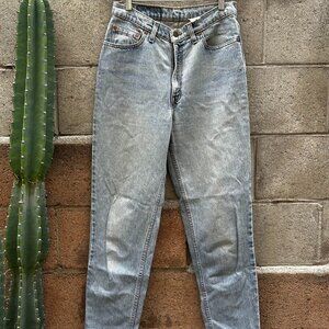 Vintage Wash Red Tab Levi's Light Blue High Waisted 90's Mom Jeans Tapered S 512
